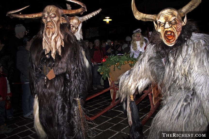 Krampus Night – lễ hội của quỷ dữ trong đêm Giáng sinh ở Klagenfurt, Đức là một trong những  lễ hội ma quỷ. Ác quỷ Krampus là người anh em song sinh đối lập với Ông già Noel. Theo văn hóa dân gian Đức, Krampus có nghĩa là “móng vuốt”, sinh vật được mô tả có vẻ ngoài của quỷ này có “nhiệm vụ” đánh và trừng phạt những đứa trẻ không ngoan bằng cây gậy gỗ của mình.